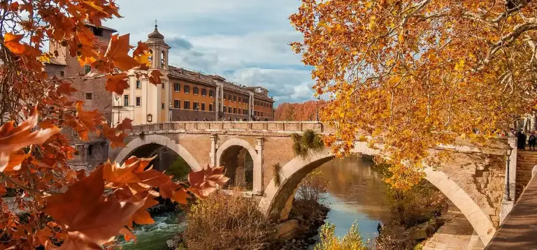 Look autunnale donna con colori foliage e tonalità terra