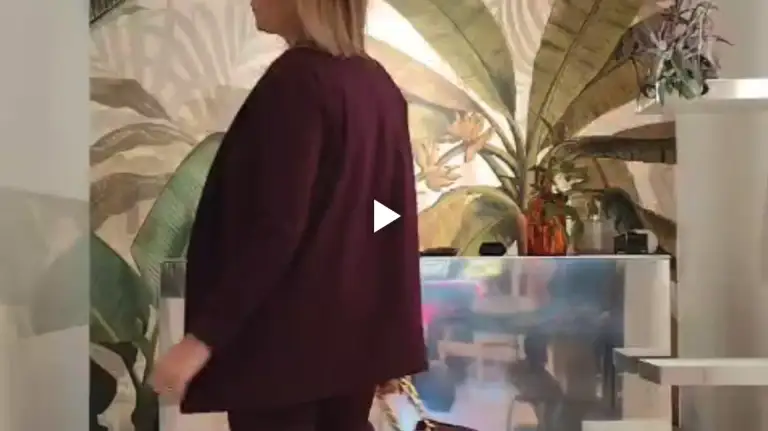 Look invernale donna bordeaux e leopardato tendenze moda